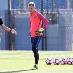 Unzúe habla con Ter Stegen en el entrenamiento de ayer del Barcelona