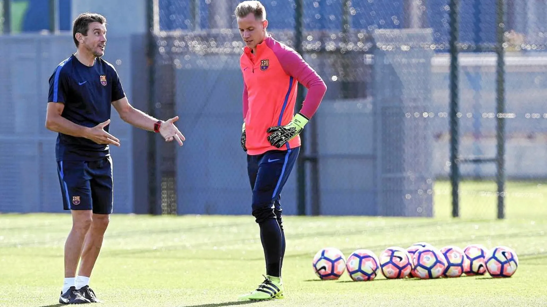 Unzúe habla con Ter Stegen en el entrenamiento de ayer del Barcelona