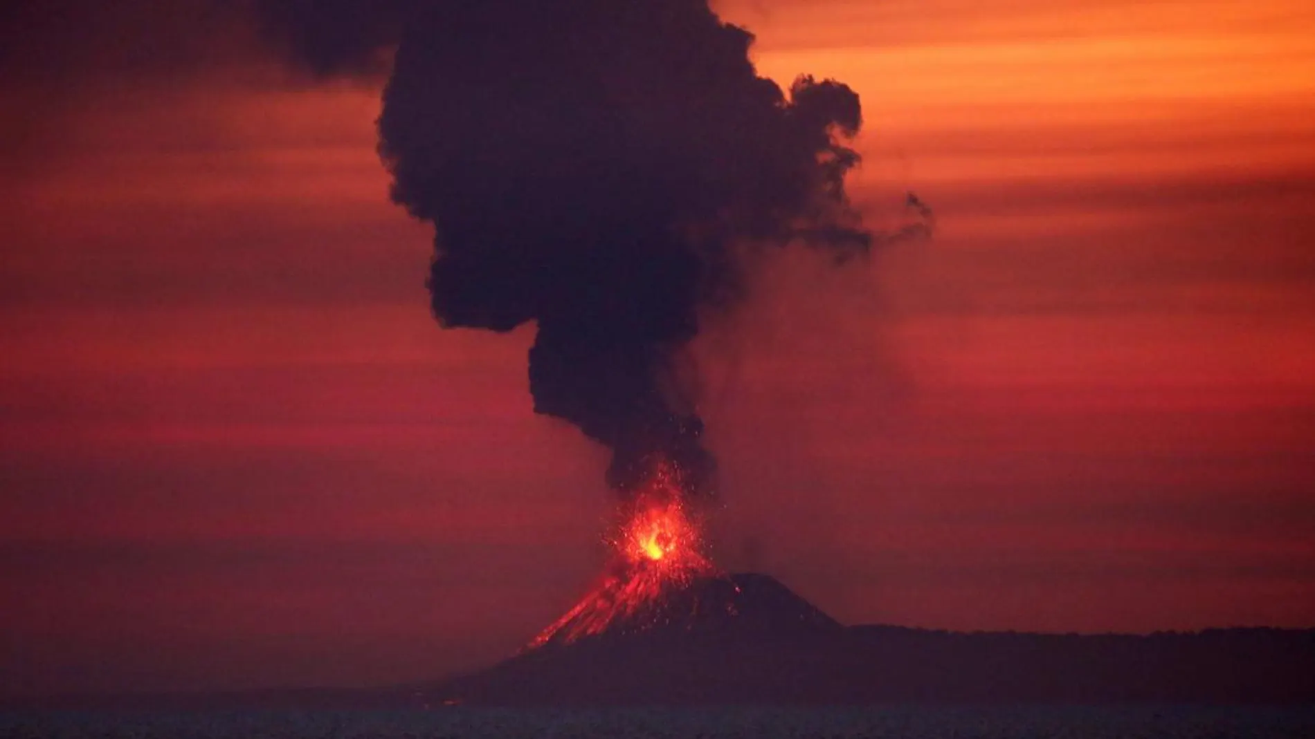 El Anak Krakatau fotografiado desde un helicóptero japonés/Foto: Reuters/Vídeo: Atlas