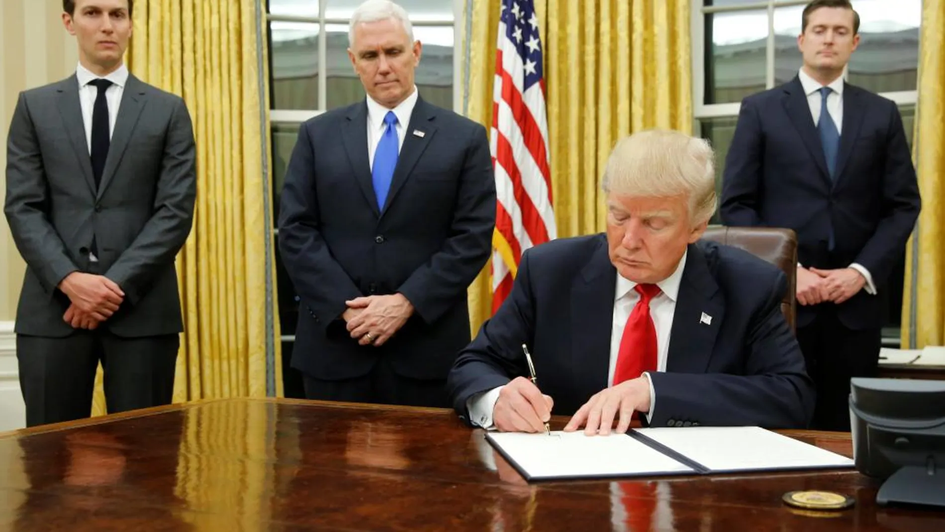 Trump firma su primera orden ejecutiva contra el «Obamacare»