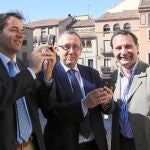 El director de Turismo de la Junta, Javier Ramirez, y el alcalde de Segovia, Pedro Arahuetes, presentan una ruta literaria para móviles