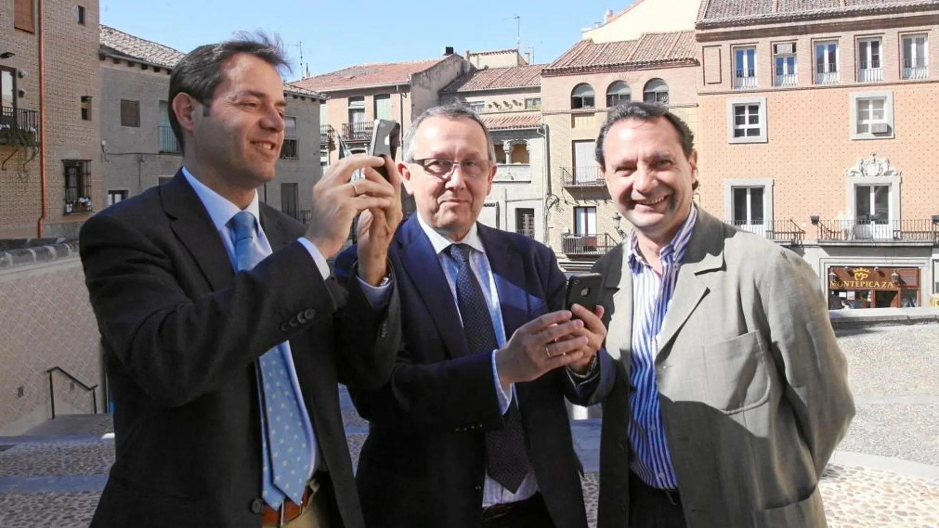 El director de Turismo de la Junta, Javier Ramirez, y el alcalde de Segovia, Pedro Arahuetes, presentan una ruta literaria para móviles