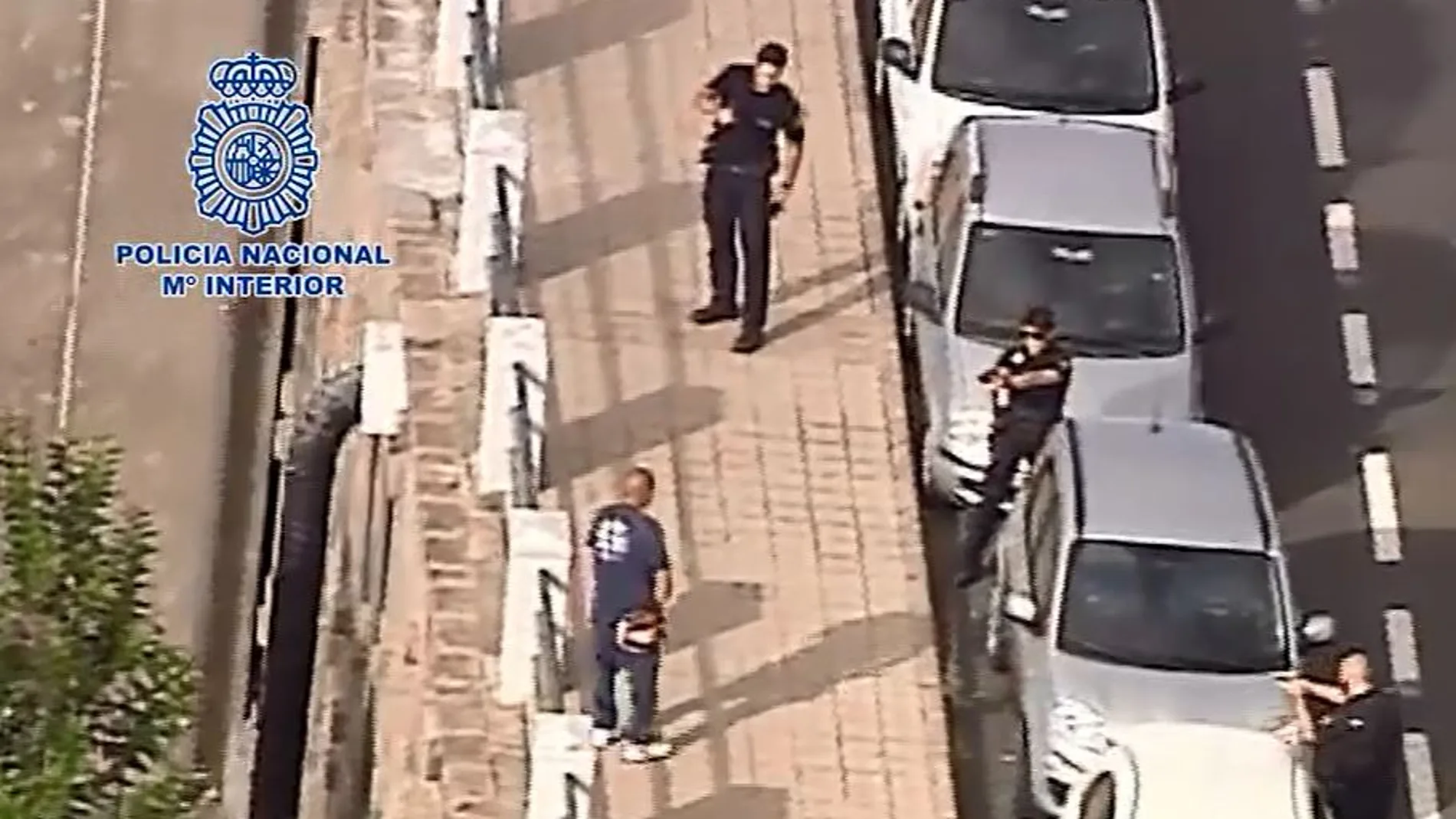 Momento en el que los agentes tratan de detener al individuo armado