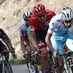 El ciclista italiano del equipo Astana, Fabio Aru, seguido por el holandés del equipo Giant, Tom Dumoulin, líder de la clasificación provisional, durante la decimoctava etapa de la Vuelta Ciclista a España