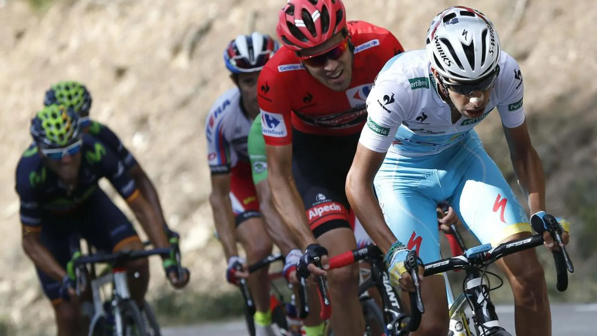 El ciclista italiano del equipo Astana, Fabio Aru, seguido por el holandés del equipo Giant, Tom Dumoulin, líder de la clasificación provisional, durante la decimoctava etapa de la Vuelta Ciclista a España