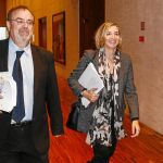 Alicia García, que defendió el proyecto de Ley, llega al hemiciclo junto al consejero de Educación, Fernando Rey