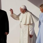 El Papa Francisco acompañado por Juan Carlos Varela y su mujer. Foto: Ap