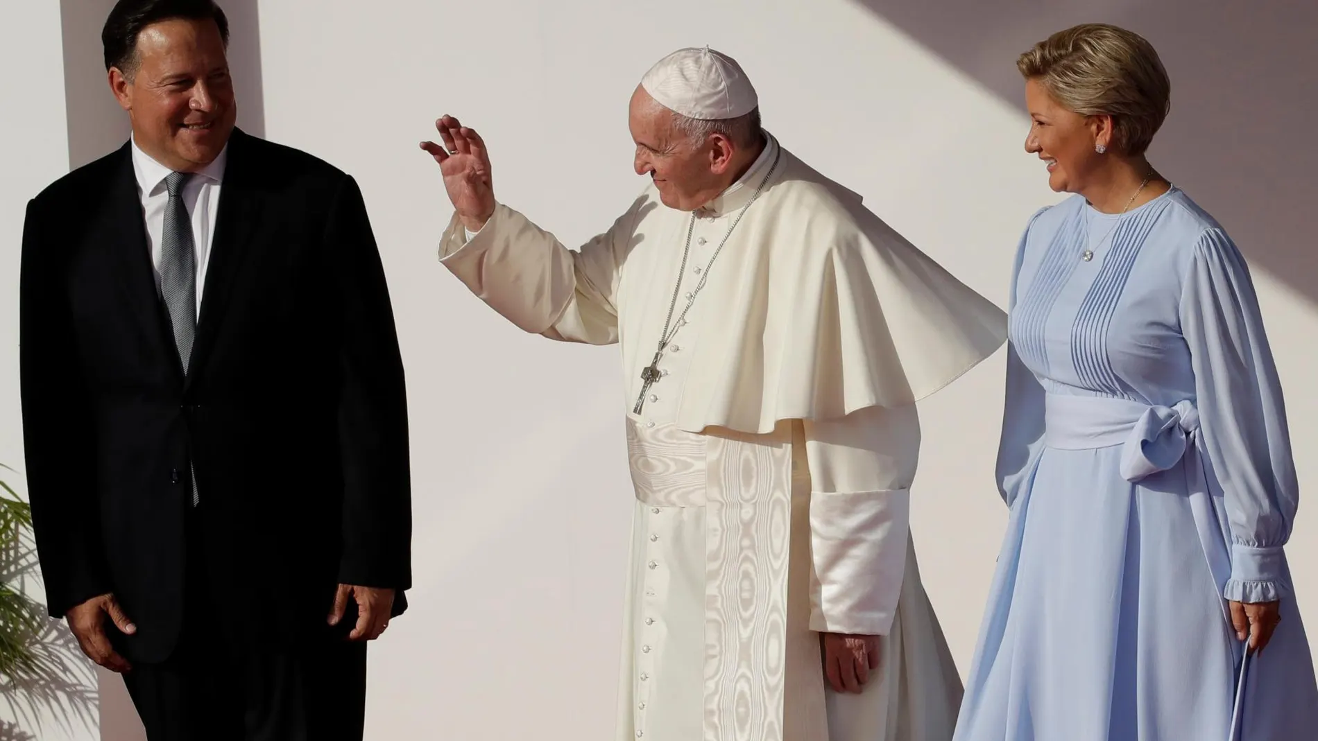 El Papa Francisco acompañado por Juan Carlos Varela y su mujer. Foto: Ap