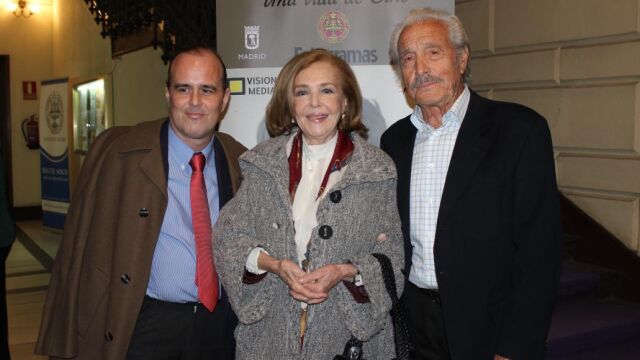 María José Alfonso (en el centro), escoltada por José Aguilar (izquierda) y Manuel Zarzo. (derecha).