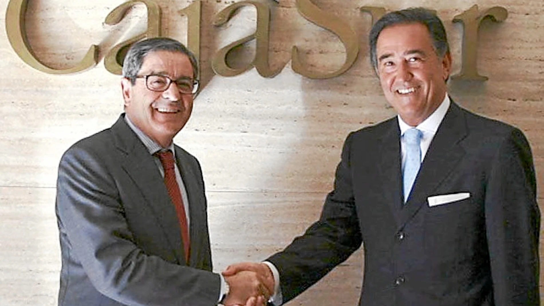 Mario Fernández (i), junto a Miguel A. Cabello, nuevo presidente de Cajasur