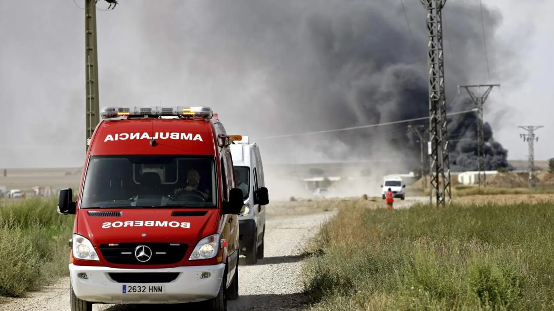 Bomberos de Zaragoza tratan de apagar el fuego declarado tras la explosión registrada en la empresa Pirotecnia Zaragozana.