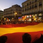 Un grupo de personas desplegó hoy una gran bandera de España en la Puerta del Sol de Madrid en una concentración convocada a través de las Redes Sociales en contra de la independencia de Cataluña
