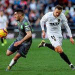 El defensa de la Real Sociedad Joseba Zaldua pelea un balón con el centrocampista ruso del Valencia Denis Cheryshev