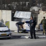 Un policía israelí, en el lugar en el que un palestino atacó a un militar