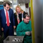 Fernández Mañueco recorre el centro especial de empleo de Asovica en Soria junto a Yolanda de Gregorio y Juan José Milla