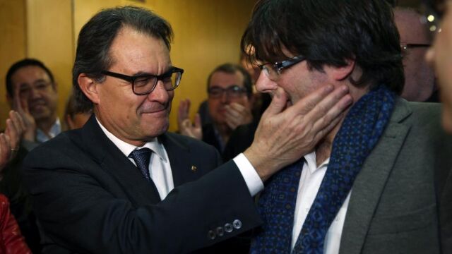 Artur Mas saluda al alcalde de Gerona, Carles Puigdemont a su llegada a la sede de CDC.