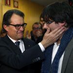 Artur Mas saluda al alcalde de Gerona, Carles Puigdemont a su llegada a la sede de CDC.