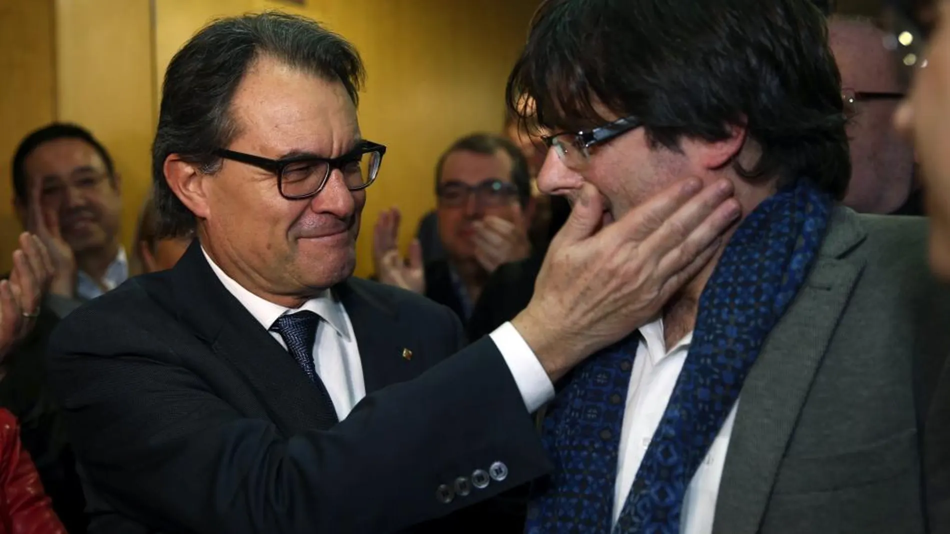 Artur Mas saluda al alcalde de Gerona, Carles Puigdemont a su llegada a la sede de CDC.
