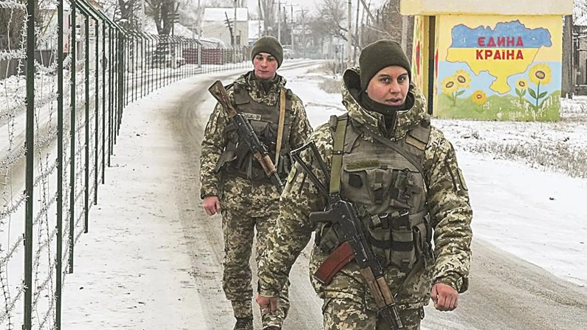 Un par de militares fronterizos ucranianos patrulla en Milove, al este de Ucrania / Ap