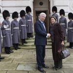 El ministro de Defensa británico, Michael Fallon con la ministra de Defensa española, María Dolores de Cospedal