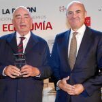 José Lladó, Premio Mejor Trayectoria Profesional 2016, y Luis de Guindos, ministro de Economía, Industria y Competitividad