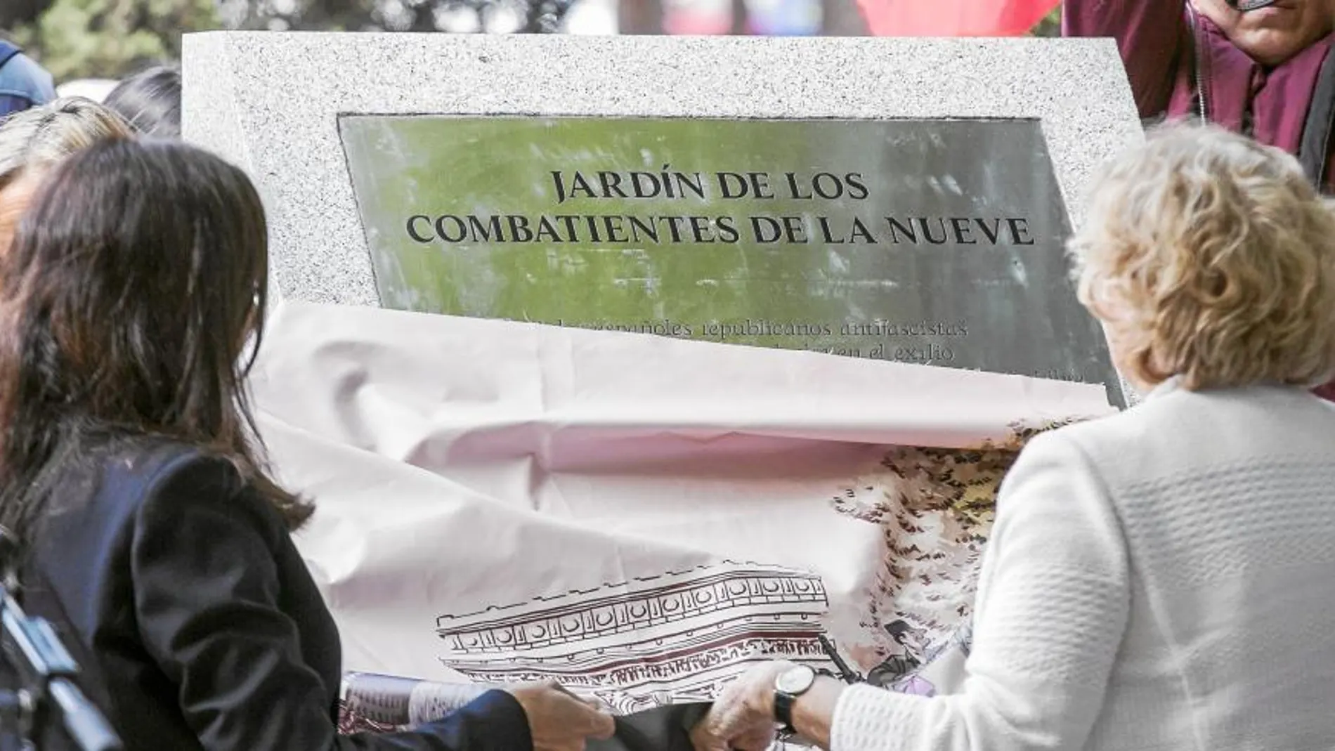 ientos de personas se dieron ayer cita en Ciudad Lineal para inaugurar los jardines que homenajean a los combatientes de La Nueve, los primeros en entrar en París en agosto de 1944 para liberar la ciudad de la ocupación nacional socialista.