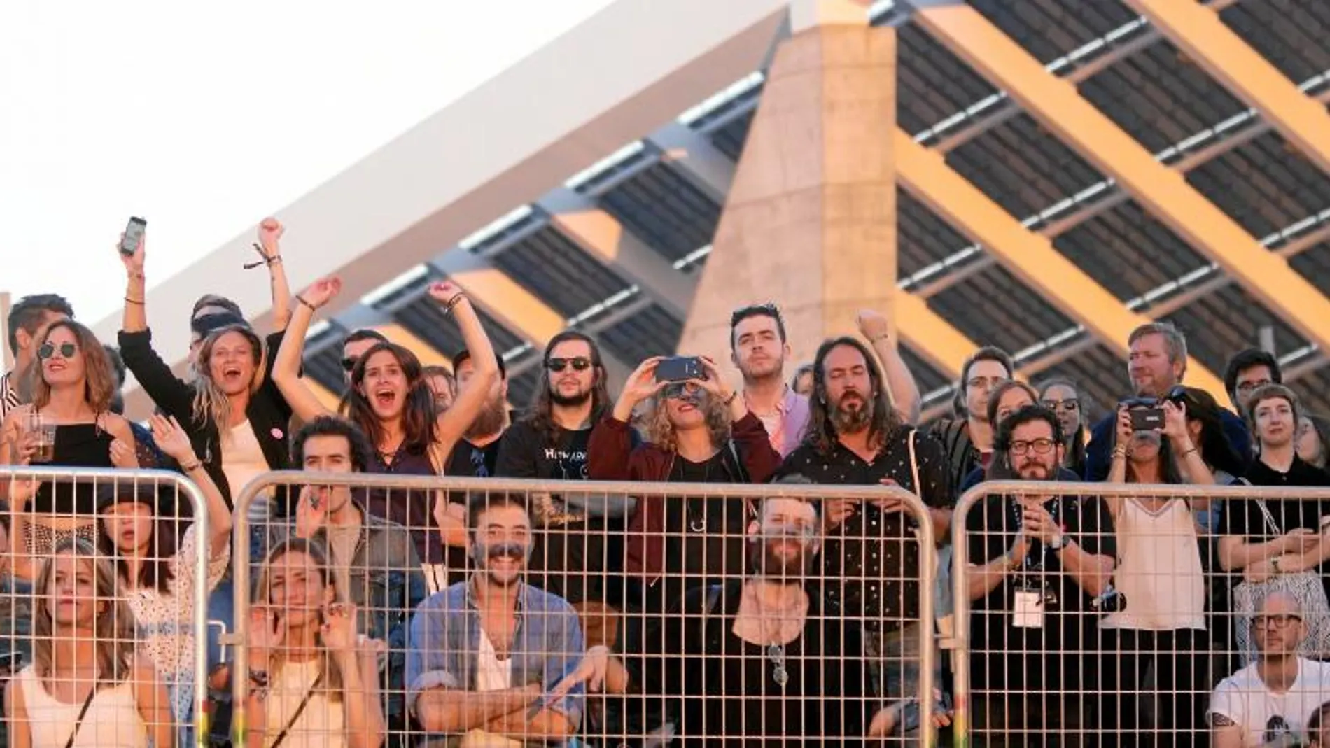 Centenares de asistentes al Primavera Sound disfrutan del concierto que por sorpresa ha dado Arcade Fire