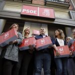 Un grupo de militantes, encabezados por Santos Cerdaán,c, en representación del ex secretario general del PSOE Pedro Sánchez ha entregado hoy 57.369 firmas para su candidatura a las primarias.