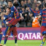 Messi y Neymar se abrazan, y Jordi Alba y Arda acuden a felicitarlos, tras el primer gol del Barcelona