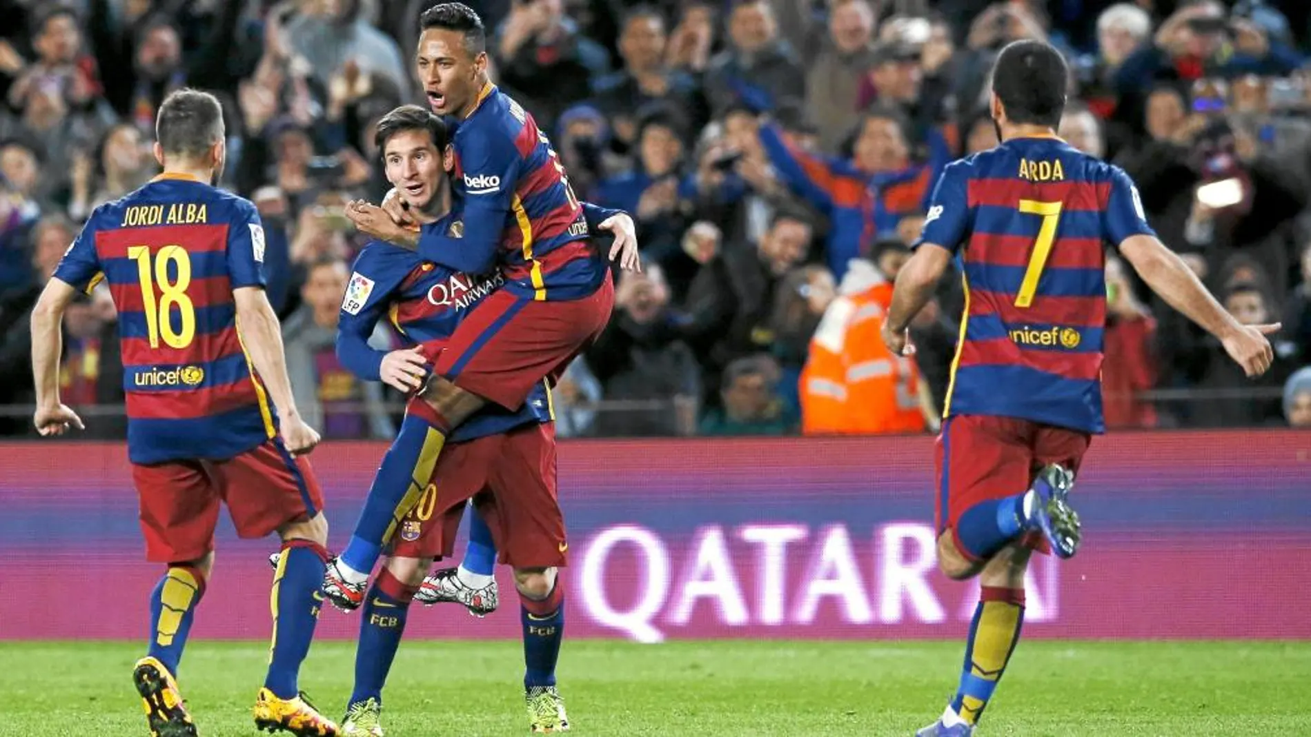 Messi y Neymar se abrazan, y Jordi Alba y Arda acuden a felicitarlos, tras el primer gol del Barcelona