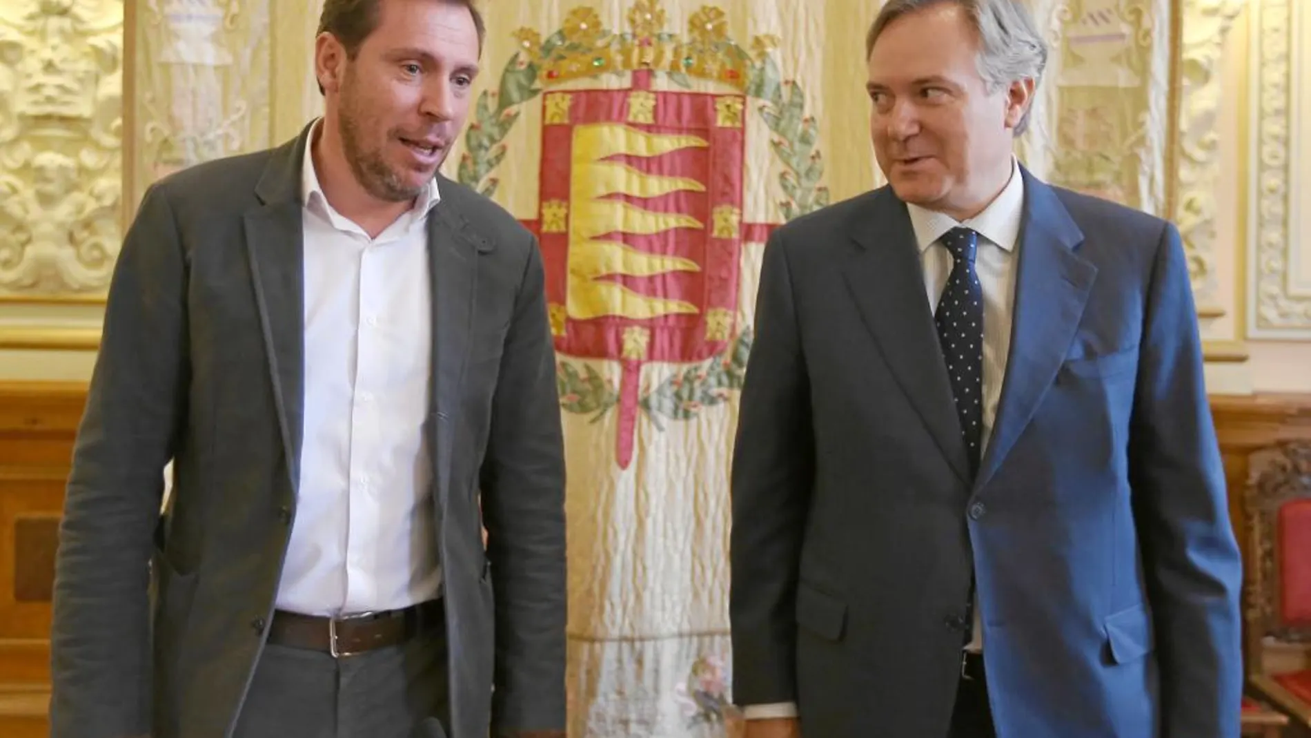 El alcalde de Valladolid, Oscar Puente, junto a Adrián García Nevado