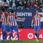 El defensa Diego Godín celebra su gol marcado al Sevill