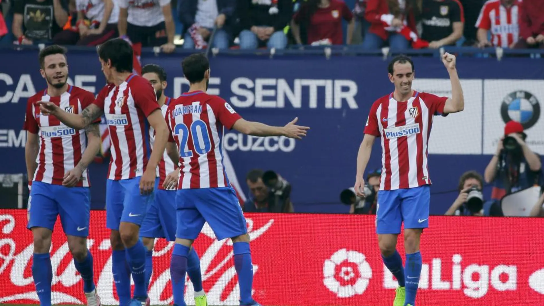 El defensa Diego Godín celebra su gol marcado al Sevill