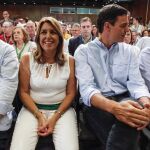 Susana Díaz, en el centro junto a Pedro Sánchez, en el último congreso del PSOE andaluz