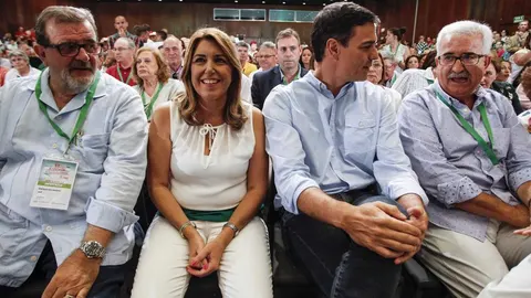Susana Díaz, en el centro junto a Pedro Sánchez, en el último congreso del PSOE andaluz