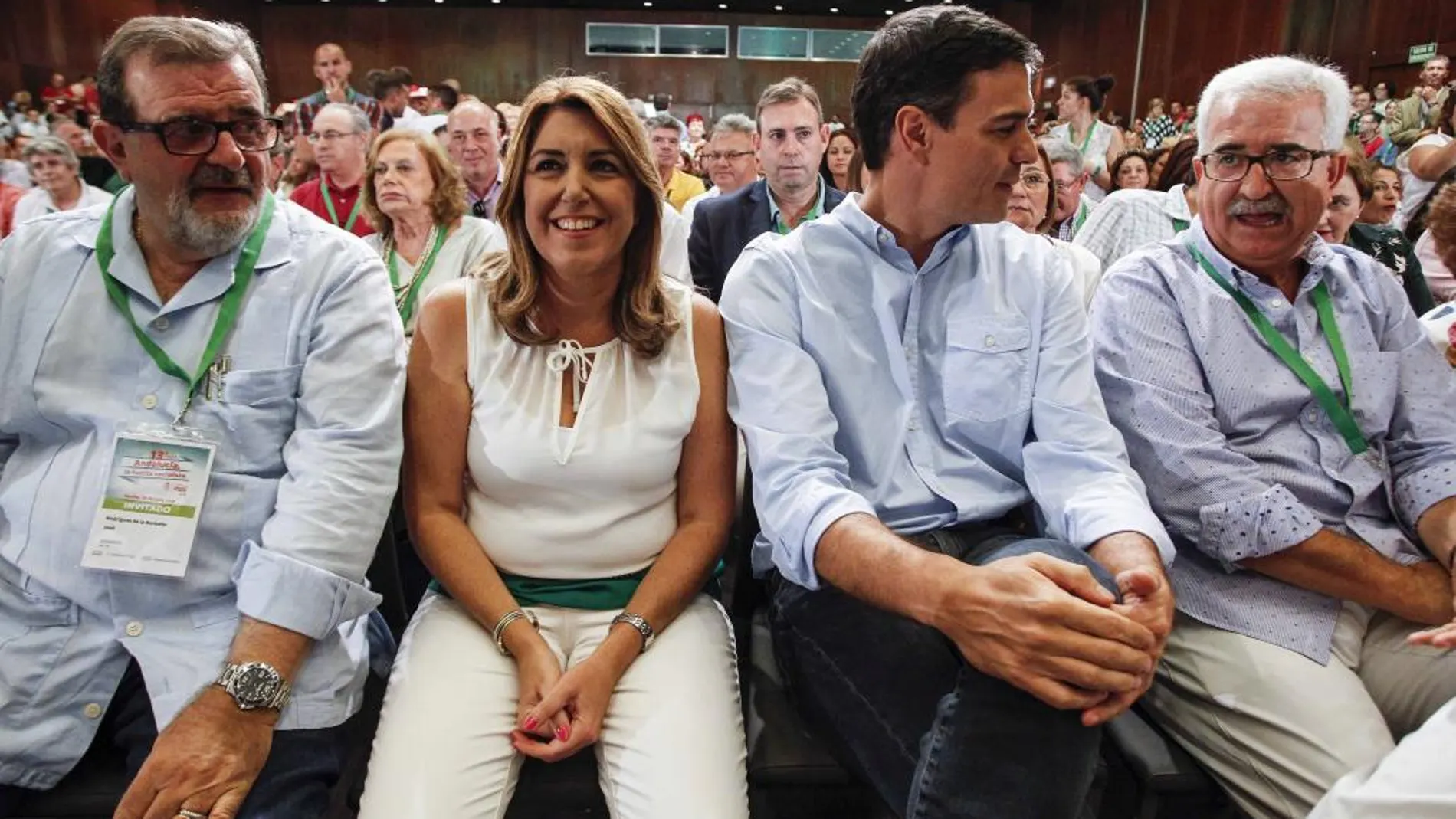 Susana Díaz, en el centro junto a Pedro Sánchez, en el último congreso del PSOE andaluz