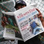 Un malasio lee el diario «New Straits Times» que lleva en portada el asesinato del hermanastro del líder de Corea del Norte, ayer, en Kuala Lumpur