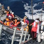 Fotografía facilitada por el Ministerio de Defensa de la fragata Canarias durante el rescate