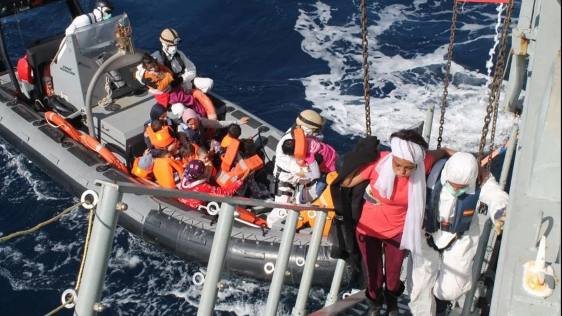 Fotografía facilitada por el Ministerio de Defensa de la fragata Canarias durante el rescate