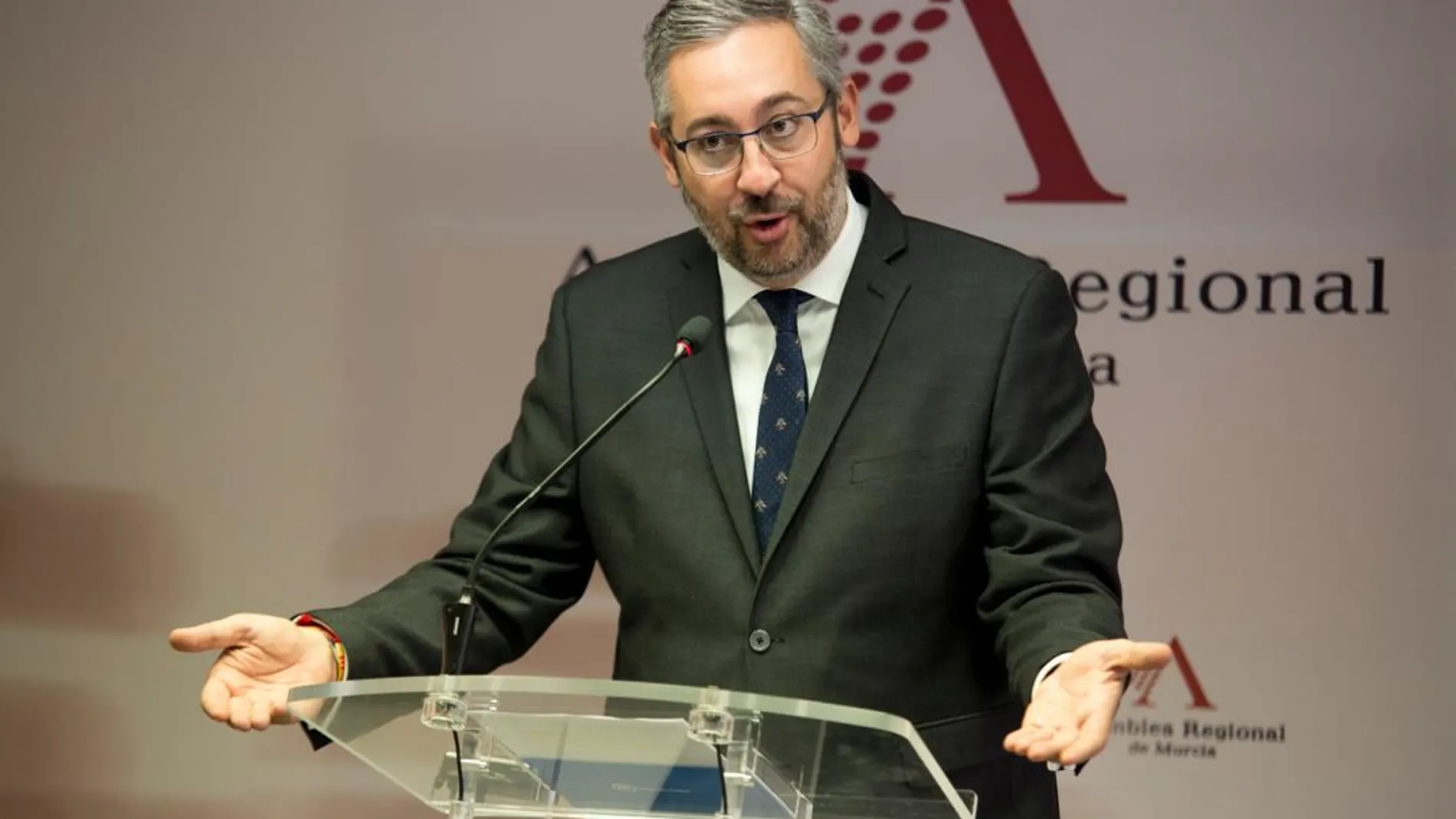 El portavoz del PP en la Asamblea, Víctor Martínez, acusó a la formación morada de «embarrar» uno de los Pactos más consensuados de la legislatura, a sabiendas de que es «bueno y positivo para todos»