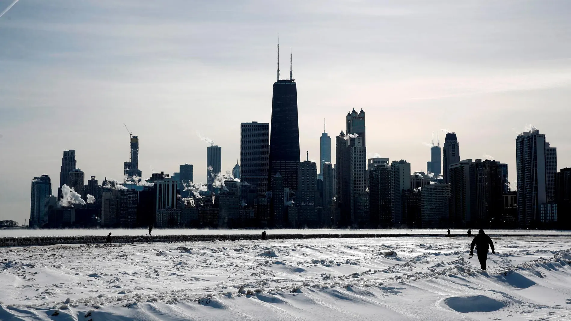 El vapor se eleva desde los edificios de la ciudad y el lago Michigan, en Chicago. Las temperaturas polares que experimentan amplias zonas del norte de Estados Unidos y el centro de Canadá empezarán a moderarse en las próximas horas