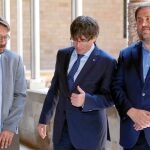 El líder de los «comunes», Xavier Domènech, junto al presidente y vicepresidente del Govern, Carles Puigdemont y Oriol Junqueras