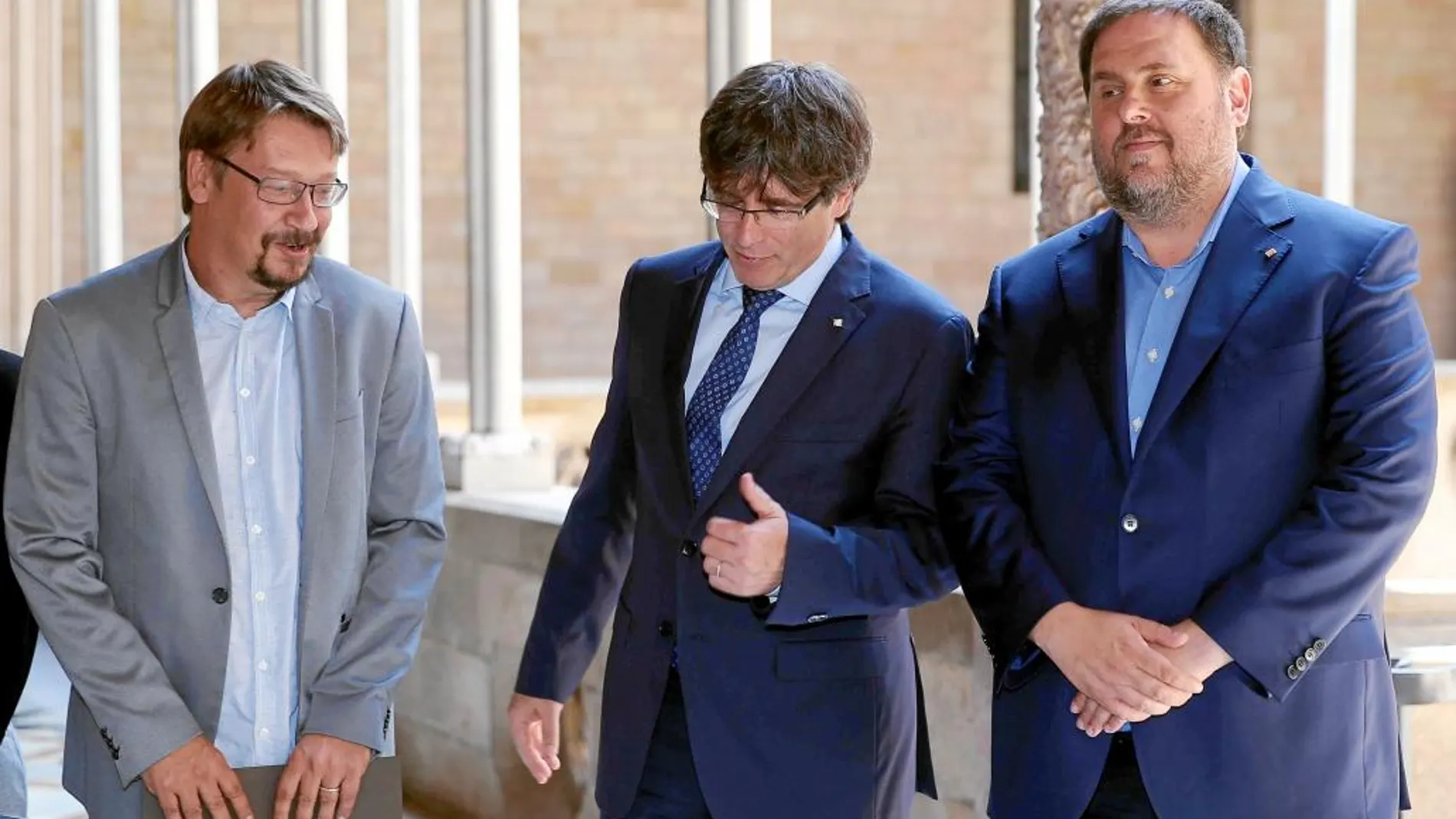 El líder de los «comunes», Xavier Domènech, junto al presidente y vicepresidente del Govern, Carles Puigdemont y Oriol Junqueras