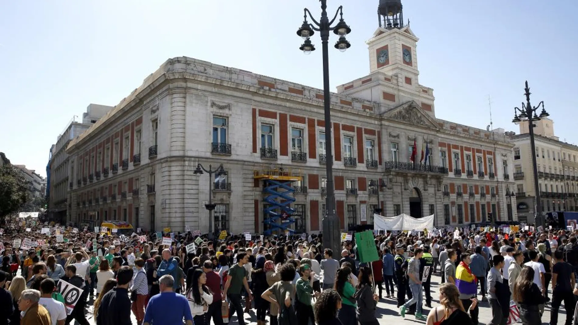 Manifestación convocada por el Sindicato de Estudiantes con motivo de la huelga general en la enseñanza pública, que ha partido de Atocha y finaliza en la madrileña Puerta del Sol