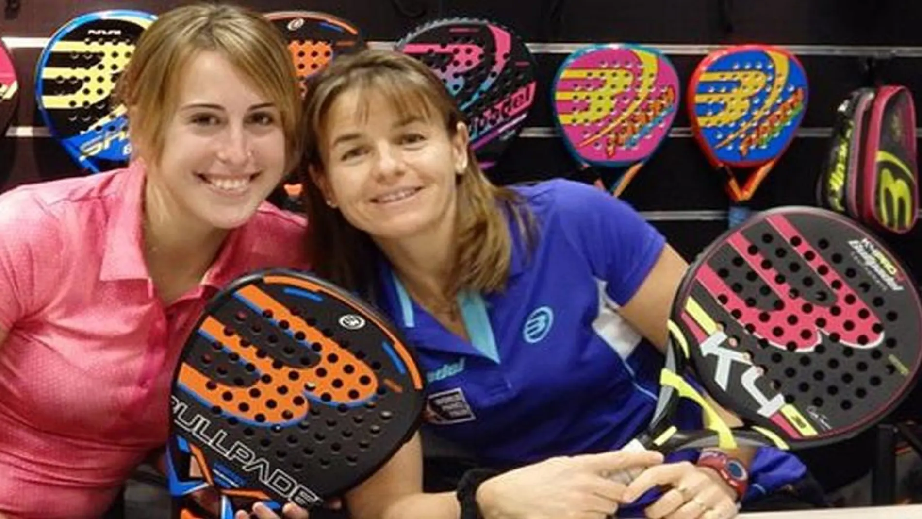 Victoria Iglesias junto a Cata Tenorio