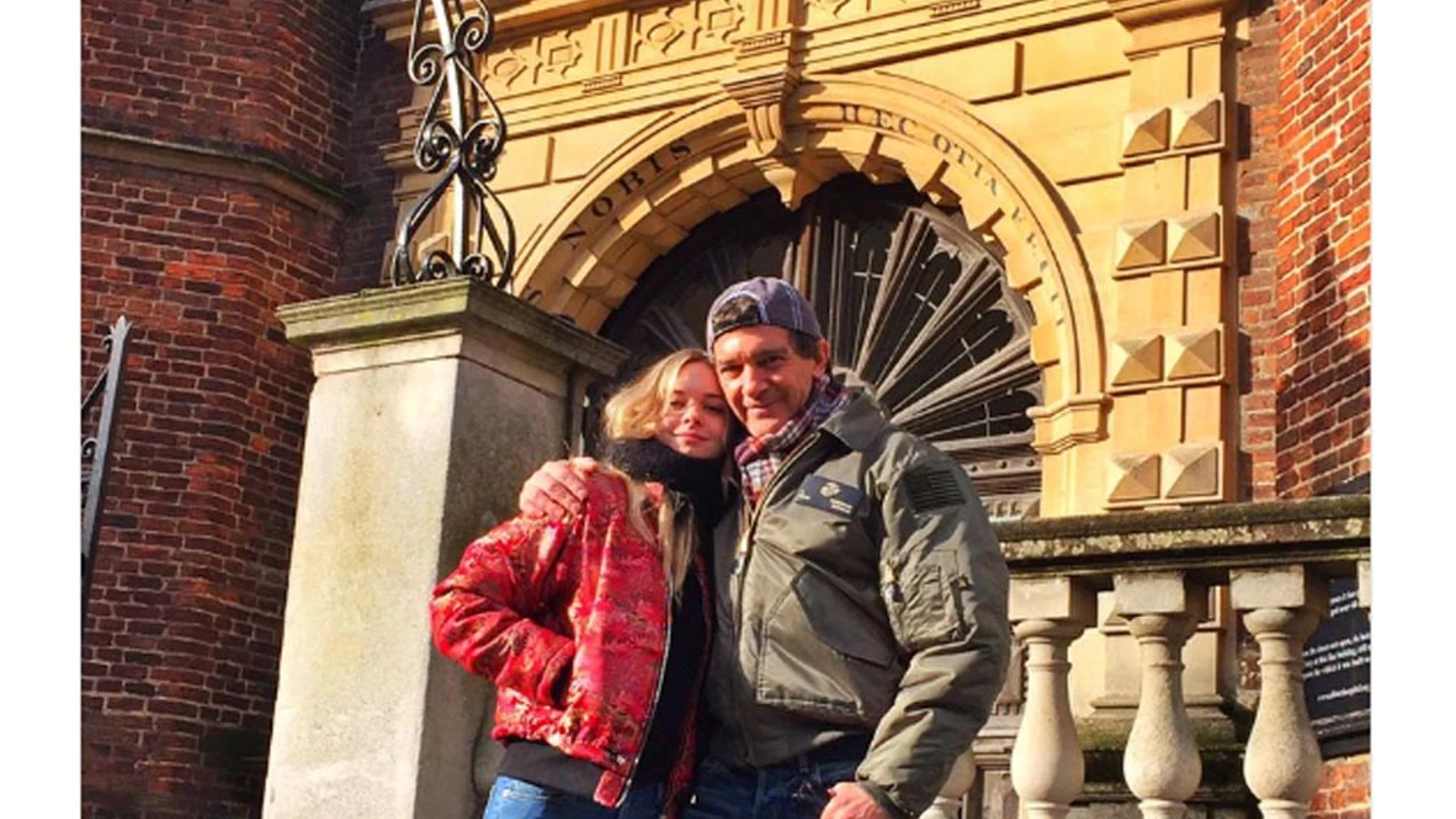 Antonio Banderas disfruta de la compañía de su hija Stella en Inglaterra