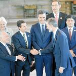 Cumbre de Jefes de Estado. Felipe VI saluda al presidente mexicano, Enrique Peña Nieto, y al brasileño, Michel Temer, en presencia de Pedro Sánchez, ayer en Guatemala / Ap