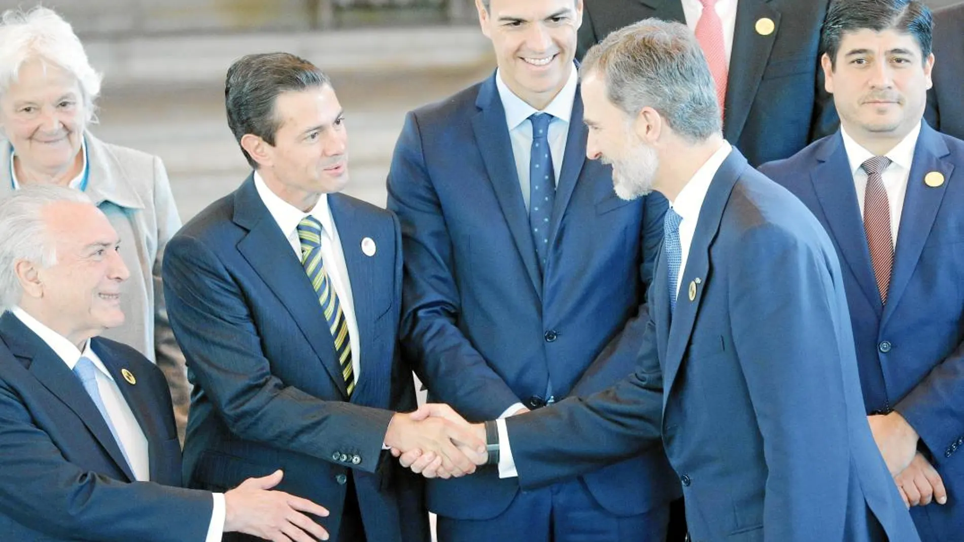 Cumbre de Jefes de Estado. Felipe VI saluda al presidente mexicano, Enrique Peña Nieto, y al brasileño, Michel Temer, en presencia de Pedro Sánchez, ayer en Guatemala / Ap