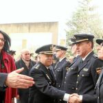 La subdelegada del Gobierno en León, Teresa Mata, junto al nuevo comisario jefe del Cuerpo Nacional de Policía en Ponferrada, Ubaldo de la Torre, saludan a los diferentes mandos de la Policía Nacional, momentos antes del acto de toma de posesión