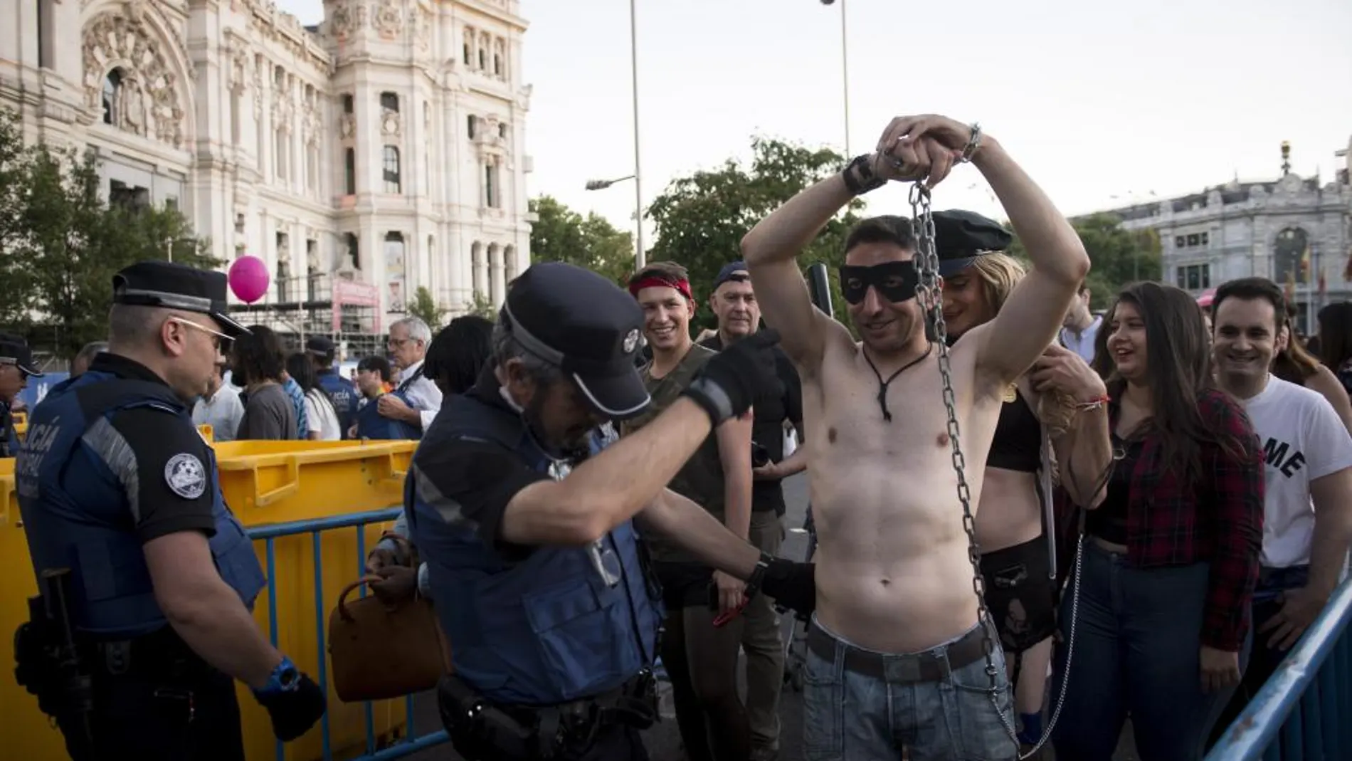 Miembros de la policía municipal registran a las personas que acceden a la Puerta de Alcalá de Madrid, para asistir a los conciertos